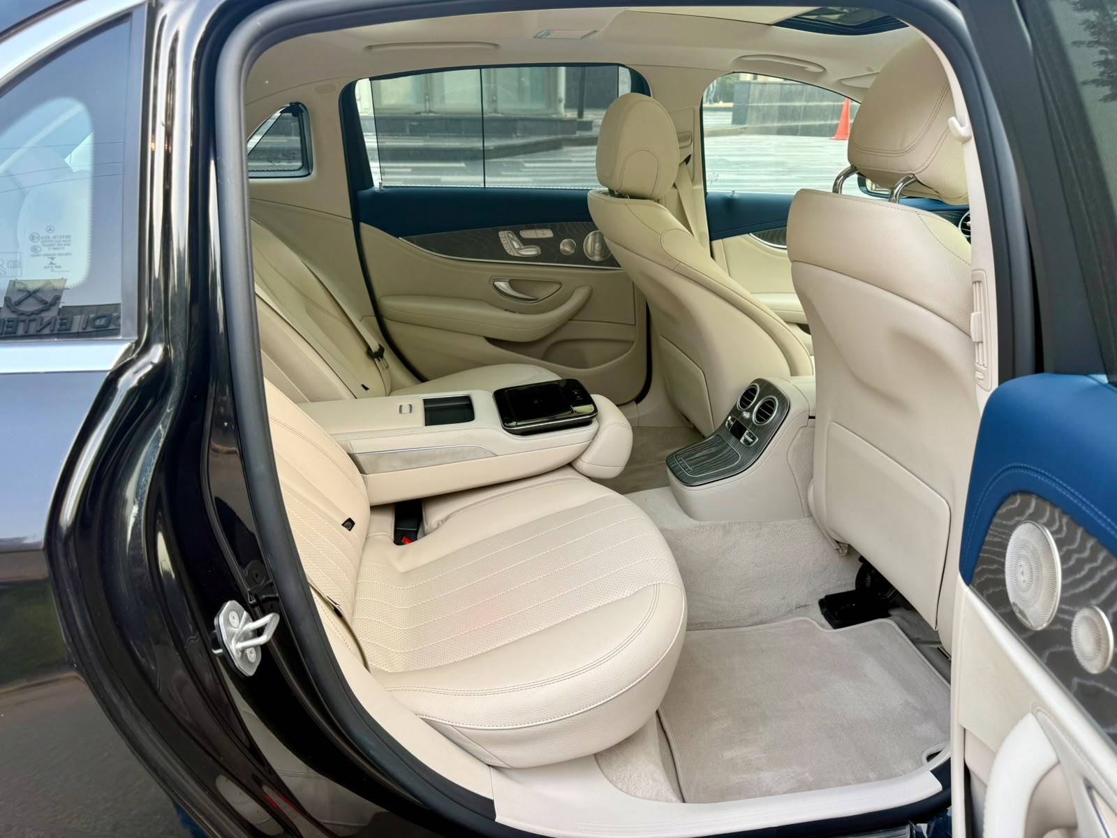 MERCEDES BENZ E 220D AMG LINE 2023 OCT. image 9