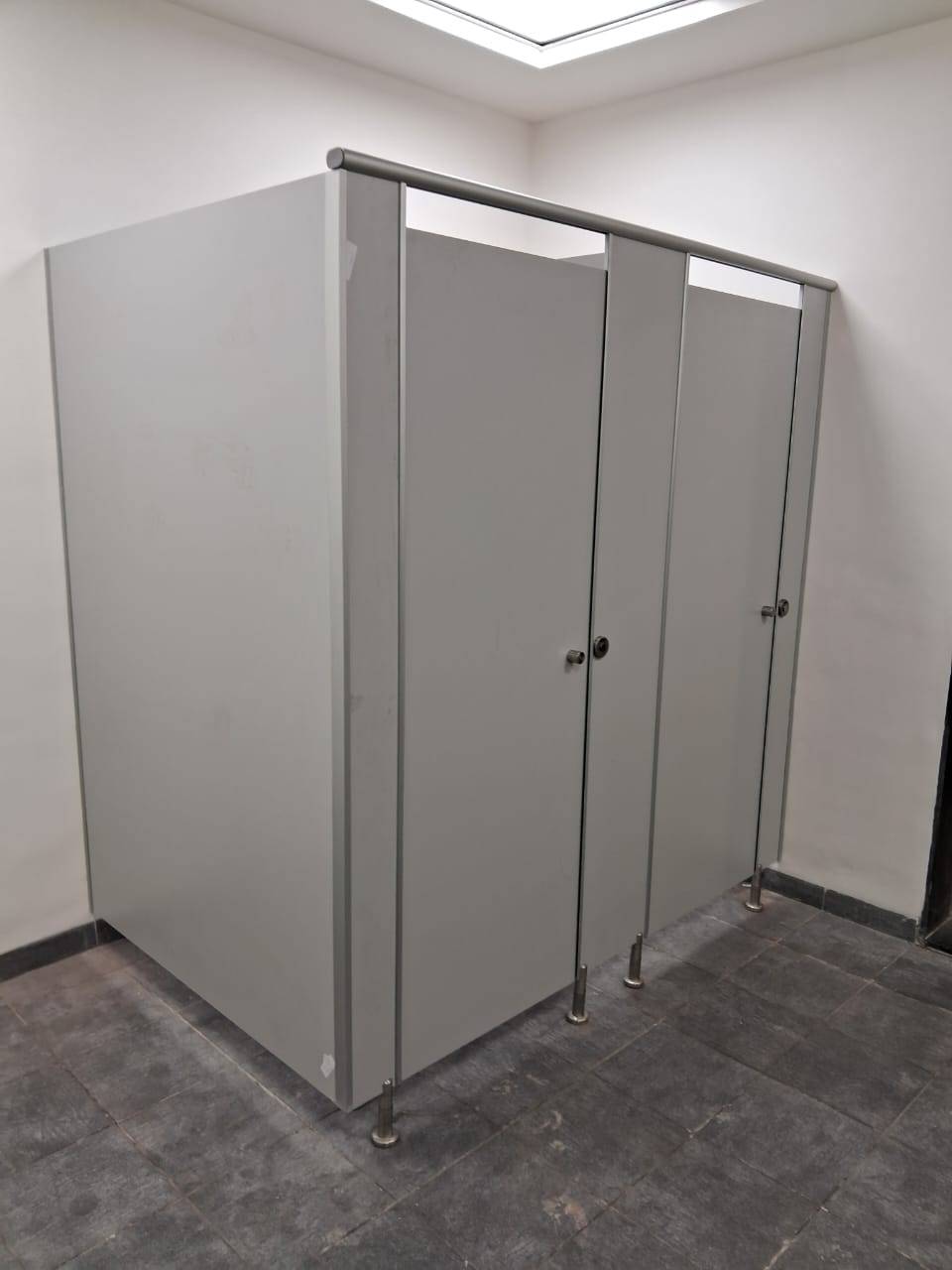 Top HPL toilet partitions In Pune image 7
