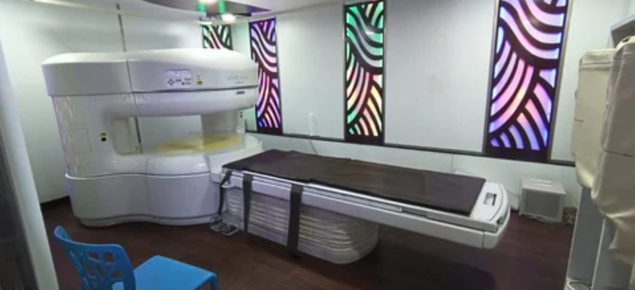 MRI Scan Machine Hitachi Vento image 3
