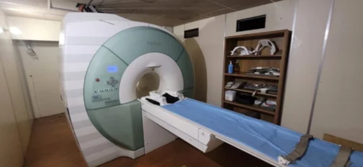 Siemens Magnetom Essenza 1.5T MRI Machine image 2