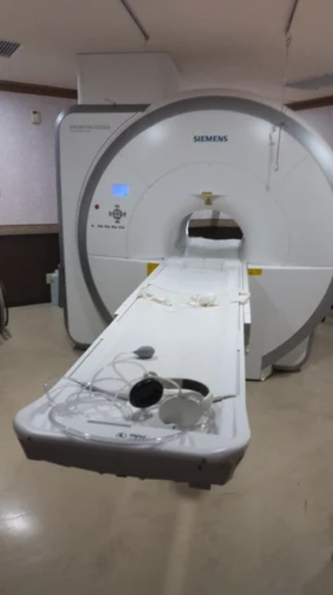 Siemens Magnetom Essenza 1.5T MRI Machine image 3