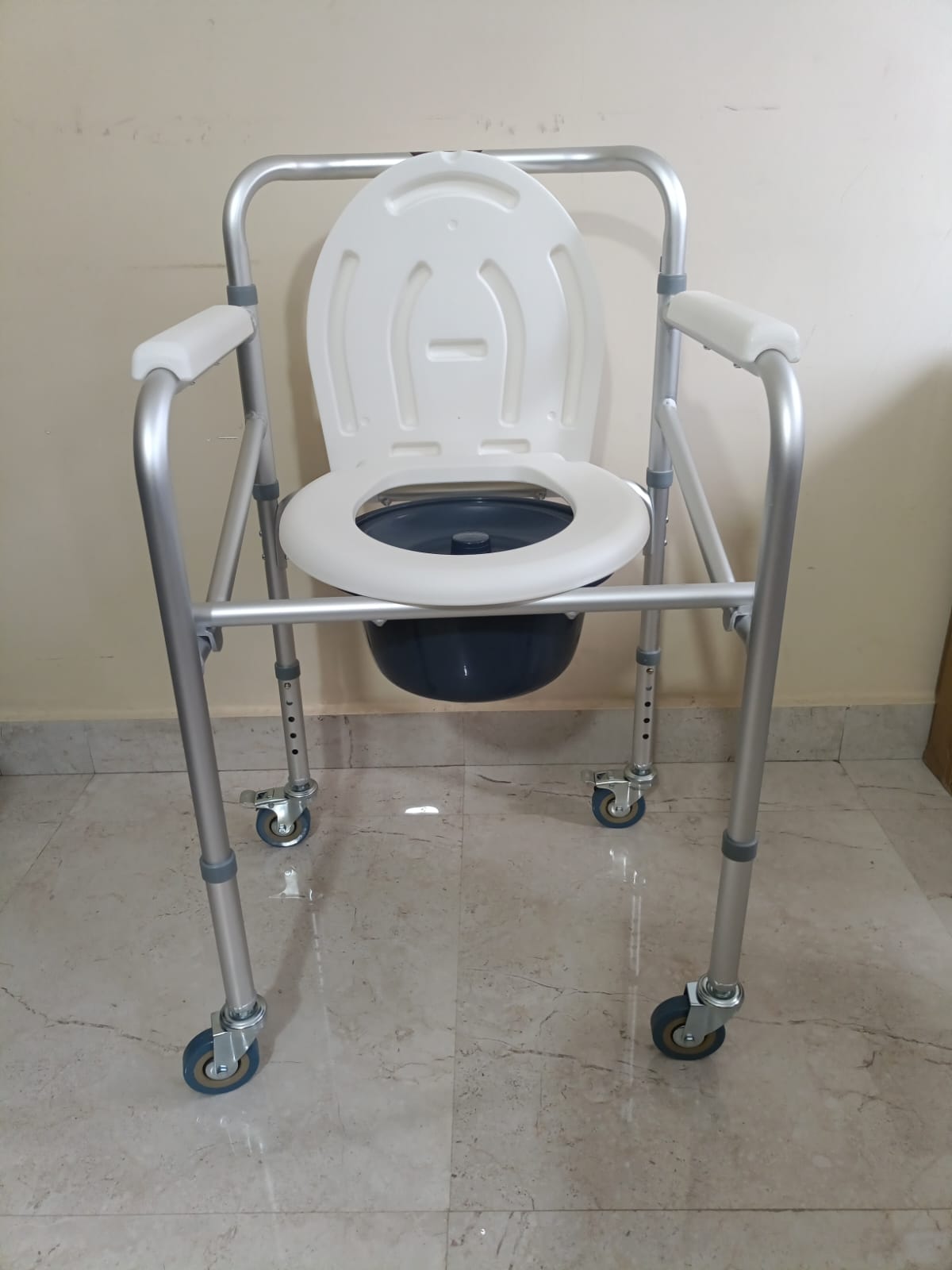 COMMODE CHAIR WITH WHEELS-ALUMINIUM image 2