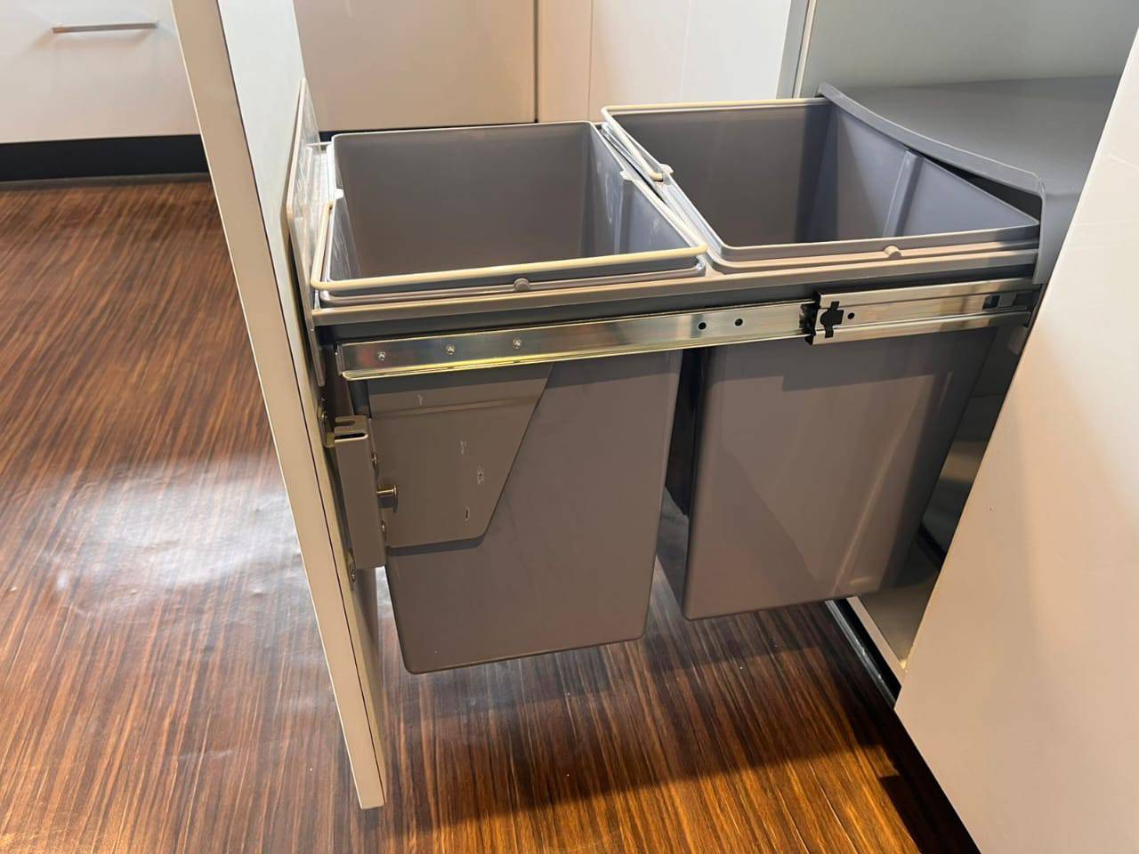 Dustbin  image 2