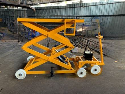 ROLLER PLATFORM SCISSOR LIFT image 2