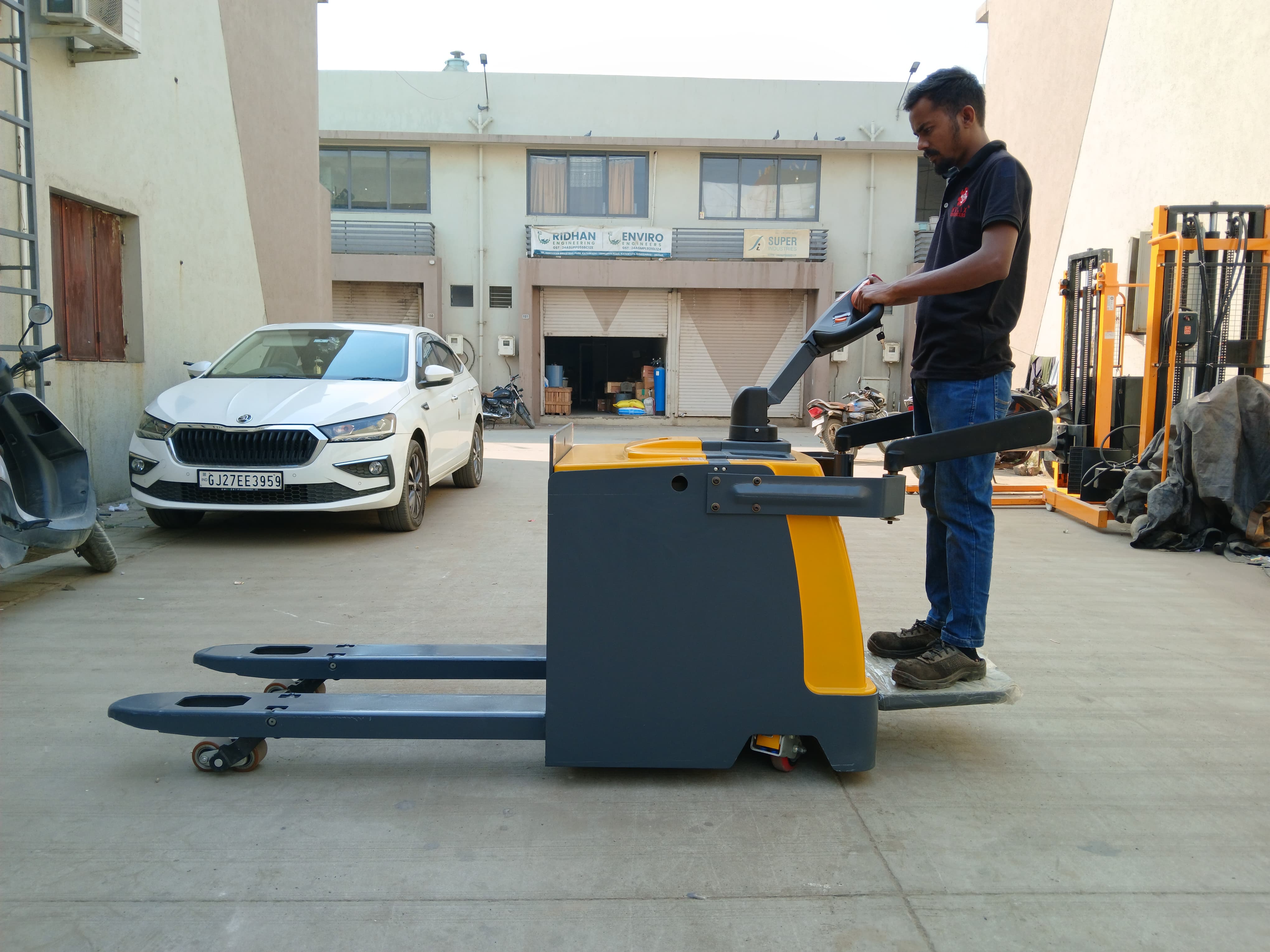Heavy Duty Electric Pallet Truck image 3