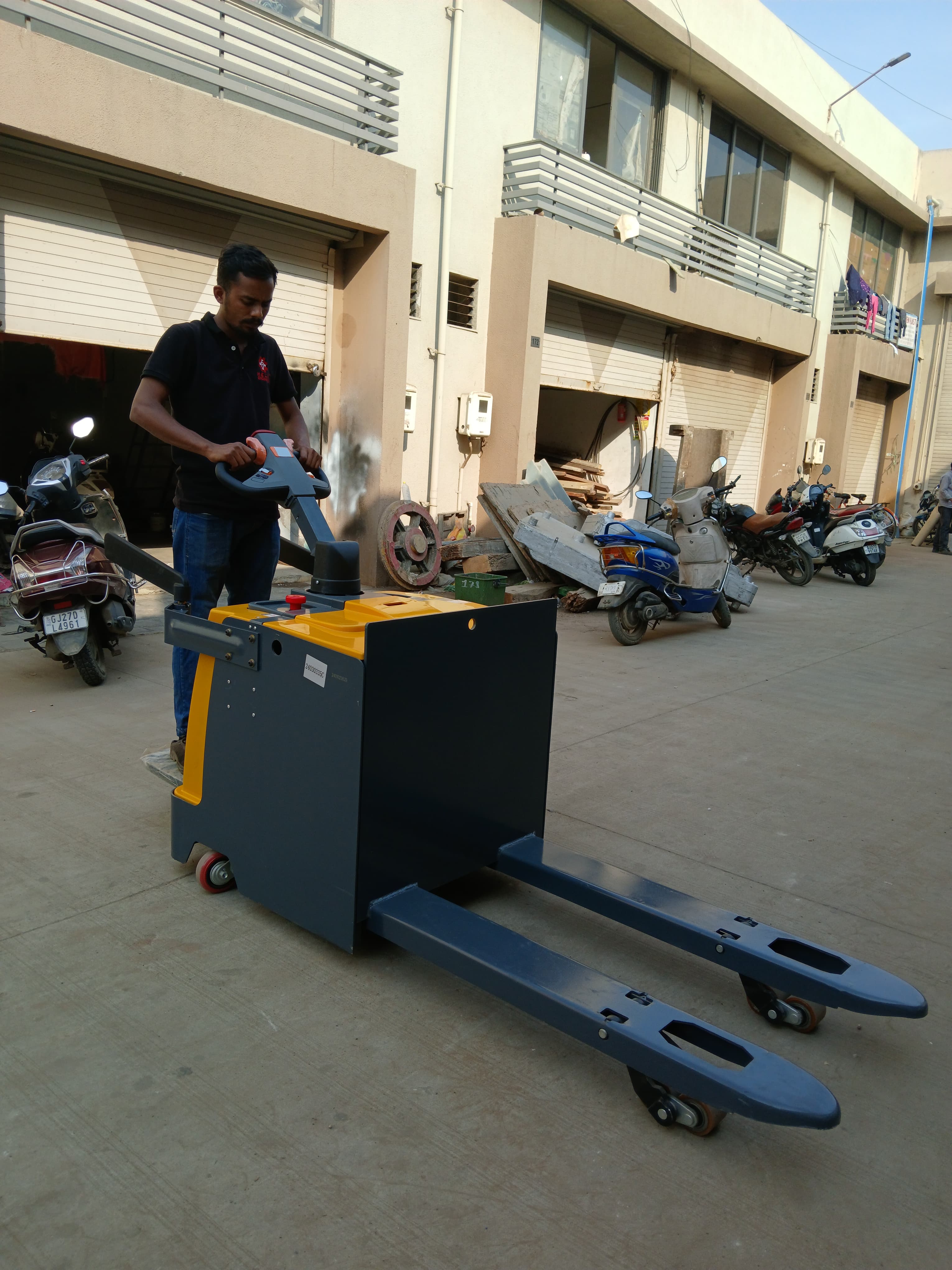 Heavy Duty Electric Pallet Truck image 2