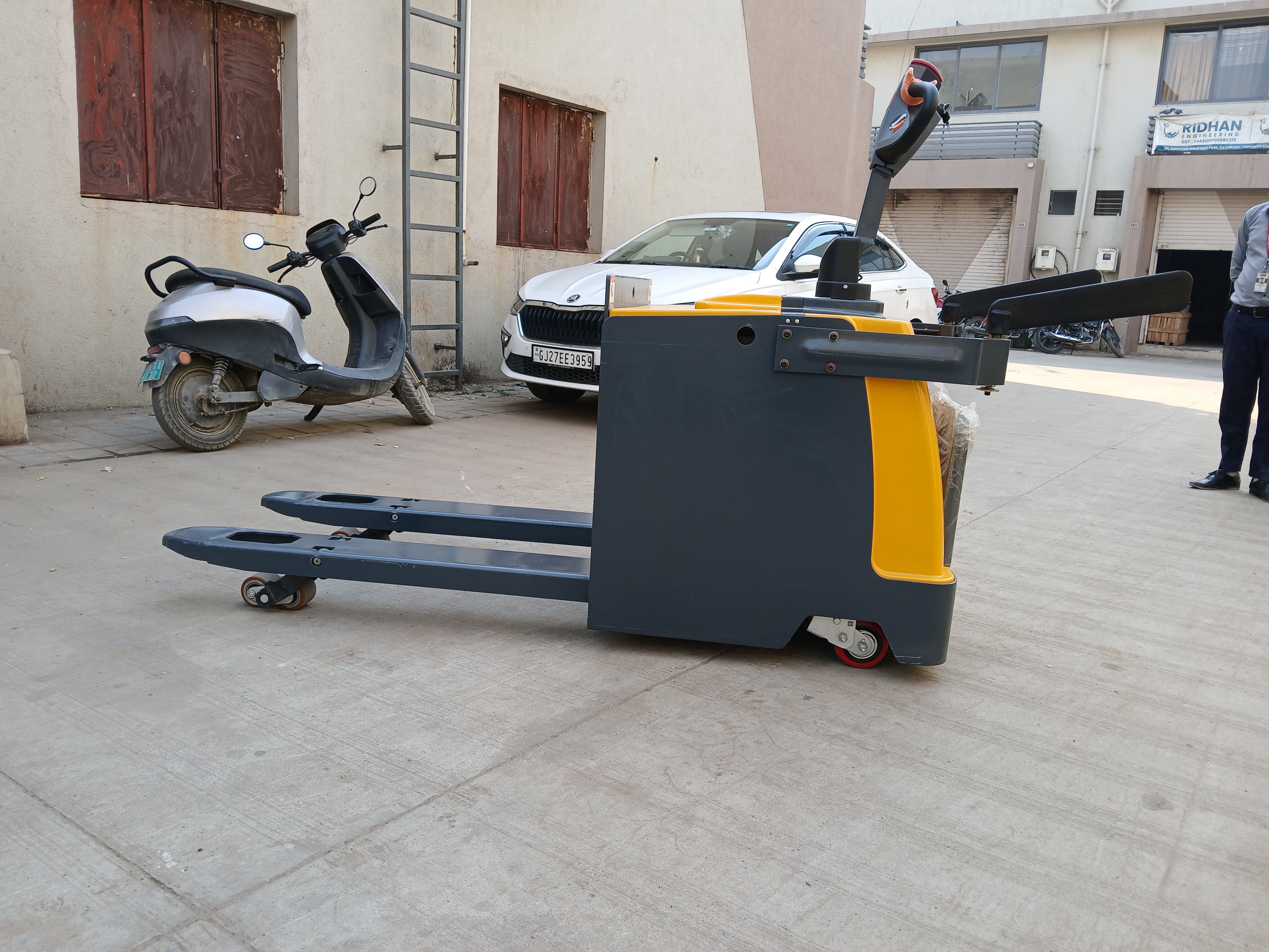 Heavy Duty Electric Pallet Truck image 4