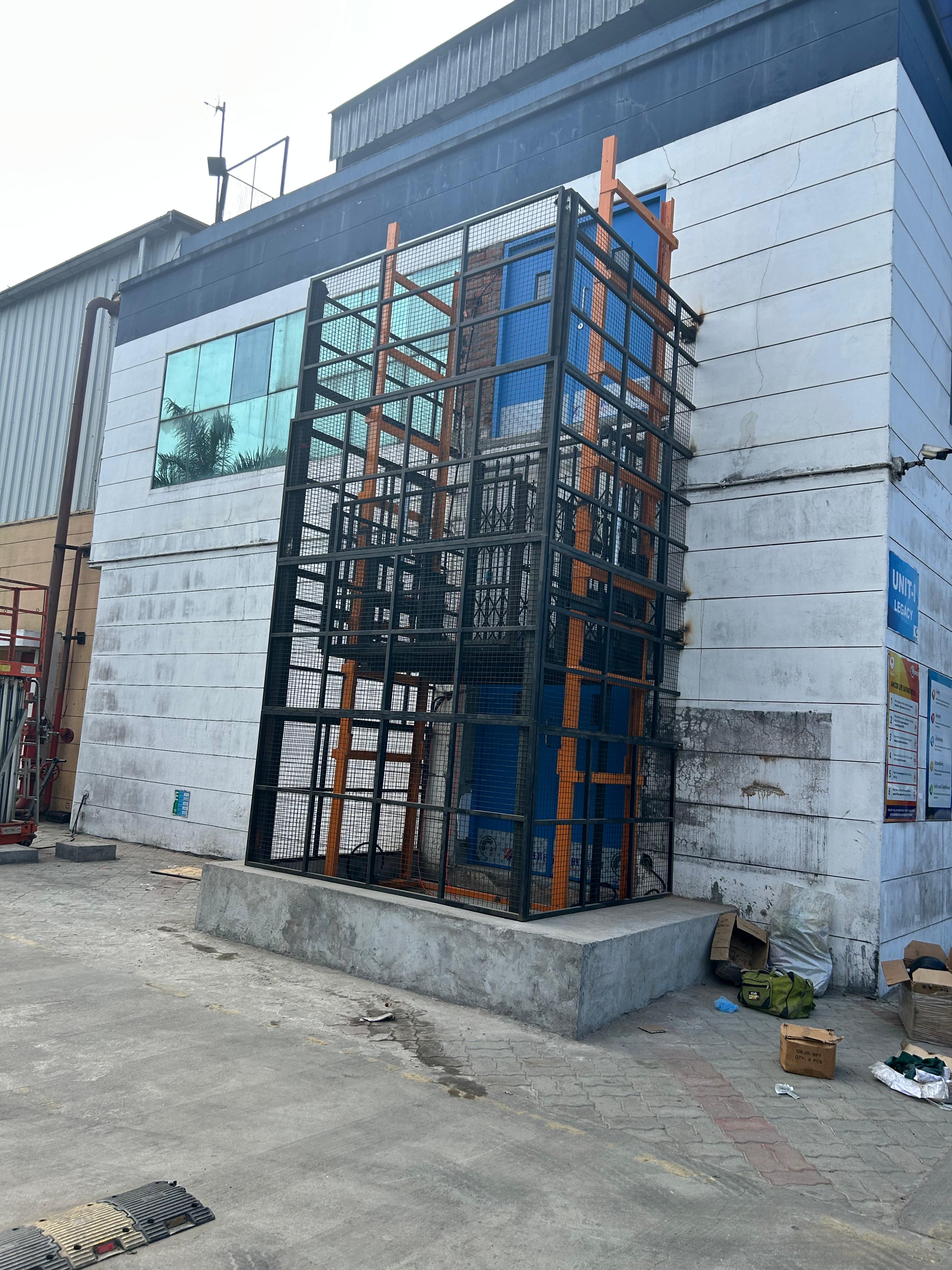 Dual Mast Goods Lift image 3