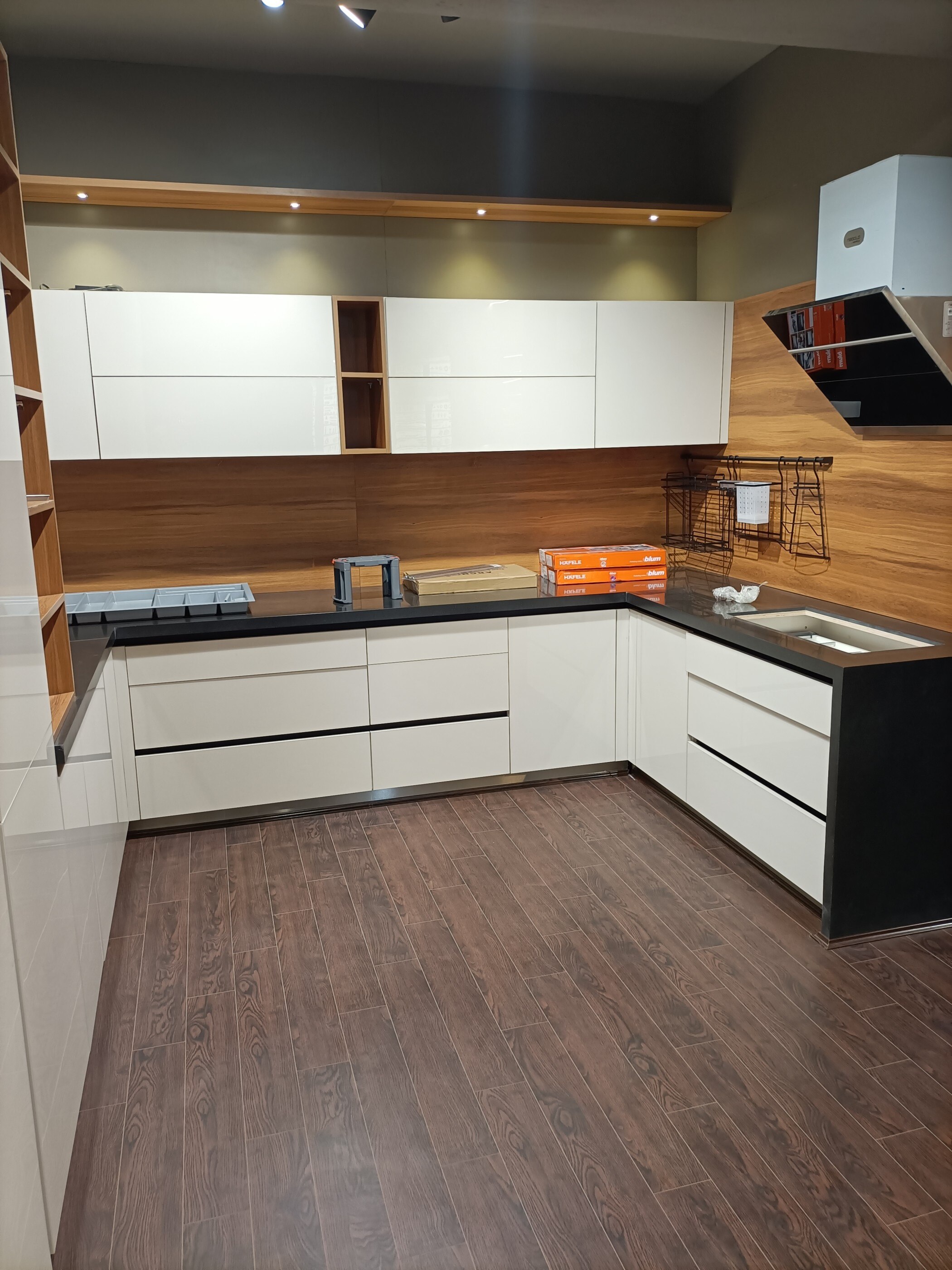 U shape modular kitchen image 2