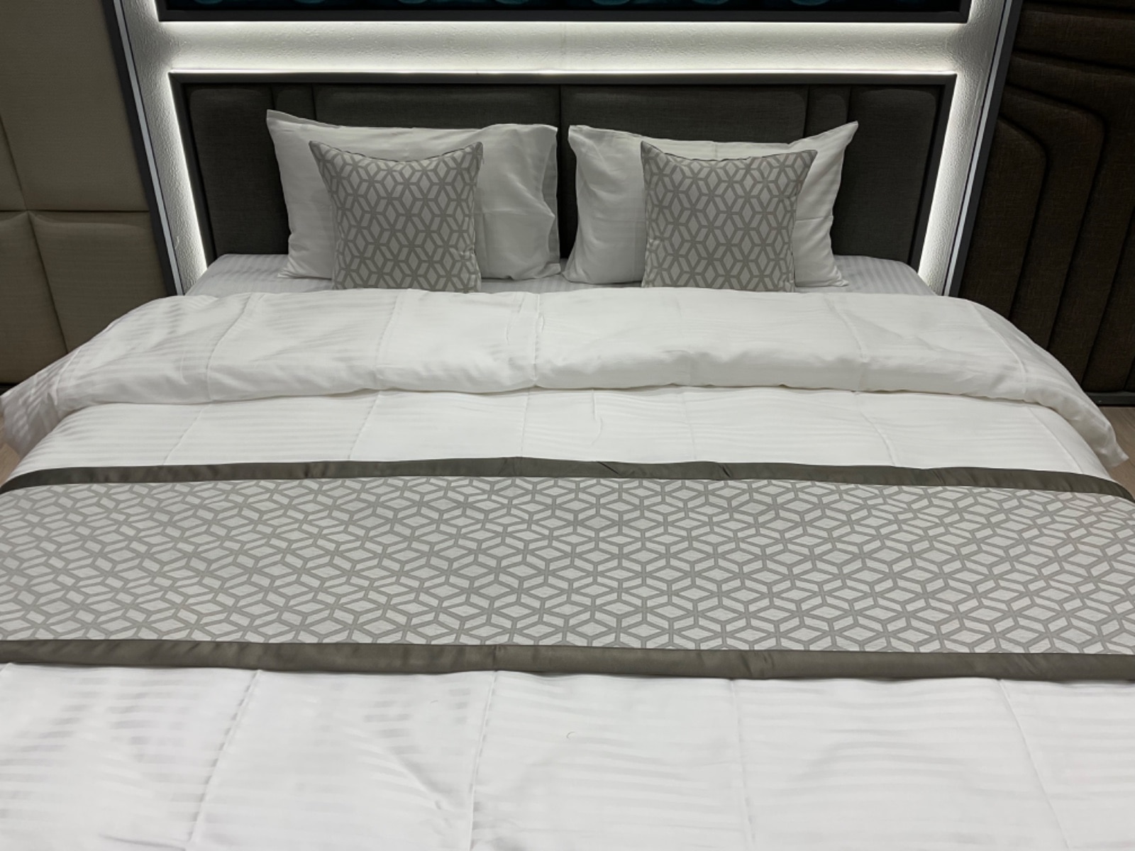 Bed Runners And Cushion Covers image 3